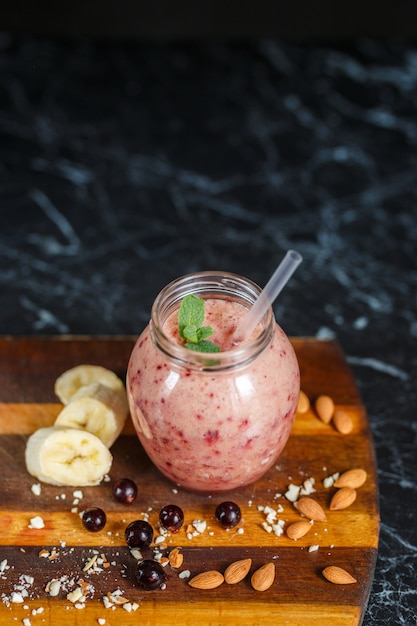 Świeżo przygotowane koktajle z banana i jeżyny w butelce. Dieta, zdrowy styl życia