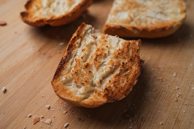 Świeżo tostowane kromki chleba na śniadanie w domu Są na drewnianym stole