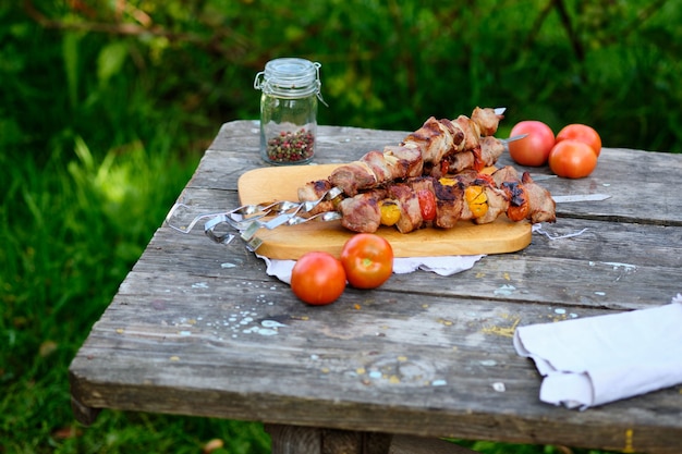 Świeżo ugotowany grill na drewnianym stole. Smaczne danie mięsne gotowane na ogniu.