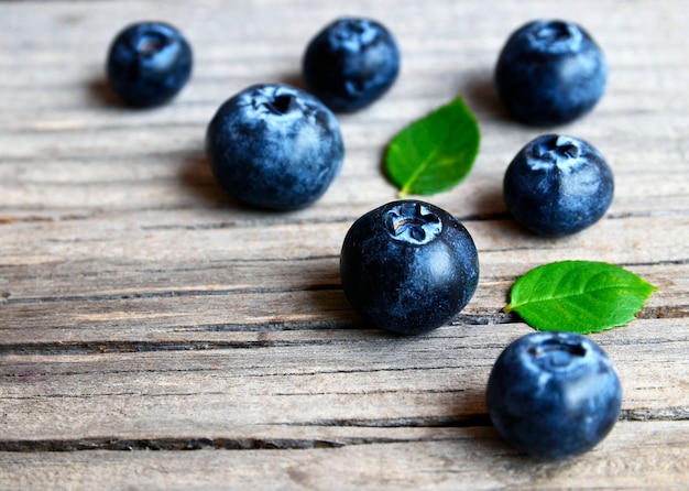 Świeżo ukradzione organiczne jagody na starym drewnianym tle