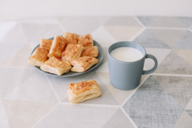 Świeżo Upieczone Domowe Ciasto Na Kuchennym Stole śniadanie Z Bułeczkami Francuskimi I Szklanką Mleka