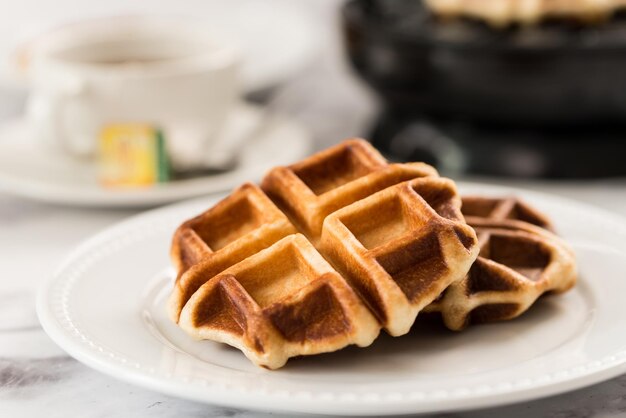 Świeżo Upieczone Gofry Belgijskie Podane W Białym Talerzu