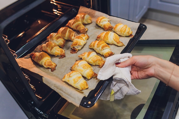 Świeżo Upieczone Rogaliki W Piekarniku.