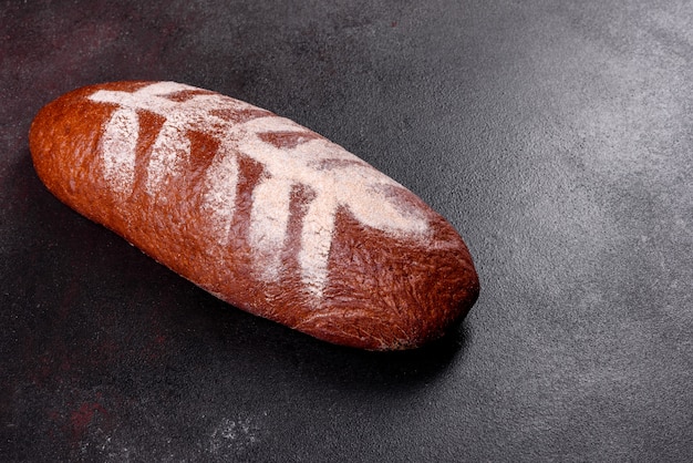 Świeżo upieczony brązowy chleb. Świeżo upieczony tradycyjny chleb.