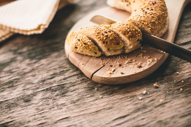 Świeżo Upieczony Chleb Jest Pocięty Na Kawałki Na Planszy