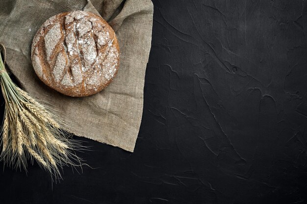 Świeżo upieczony chleb na widoku z ciemnego blatu kuchennego