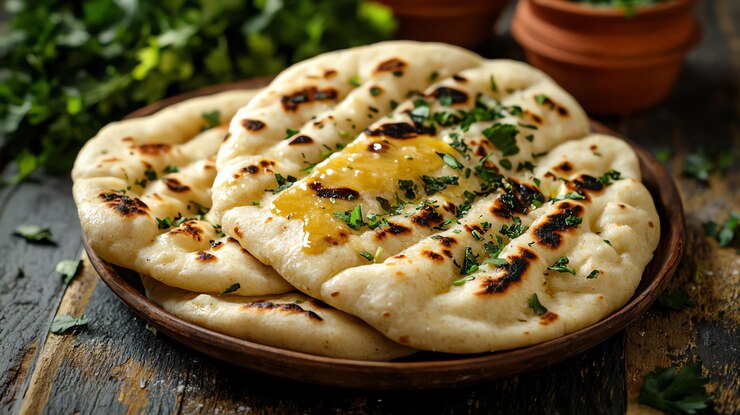 Zdjęcie świeżo upieczony chleb naan z ghee