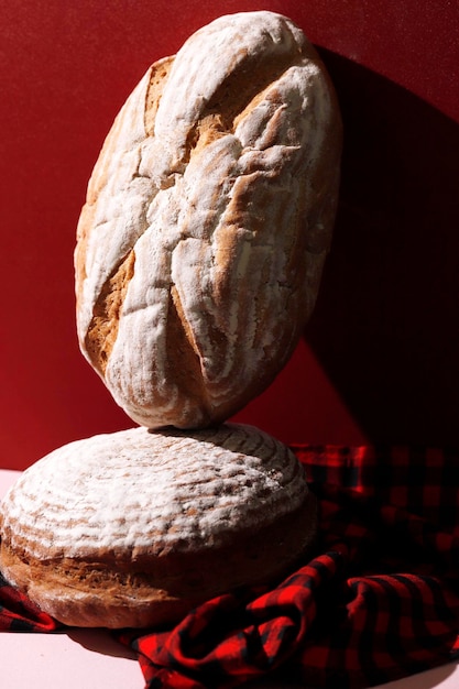 Świeżo upieczony chleb rustykalny na czerwonym stole