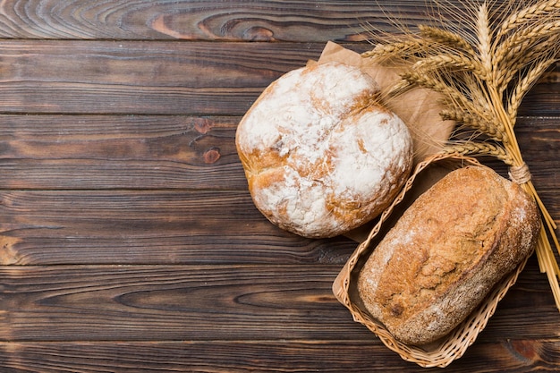 Świeżo upieczony chleb w koszu na naturalnym tle widok z góry miejsce na kopię chleba