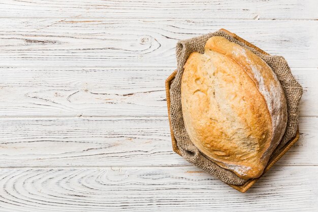 Świeżo upieczony chleb w koszu na naturalnym tle widok z góry miejsce na kopię chleba