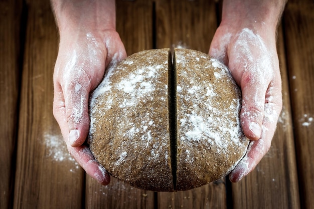 Świeżo upieczony chleb w rękach piekarza