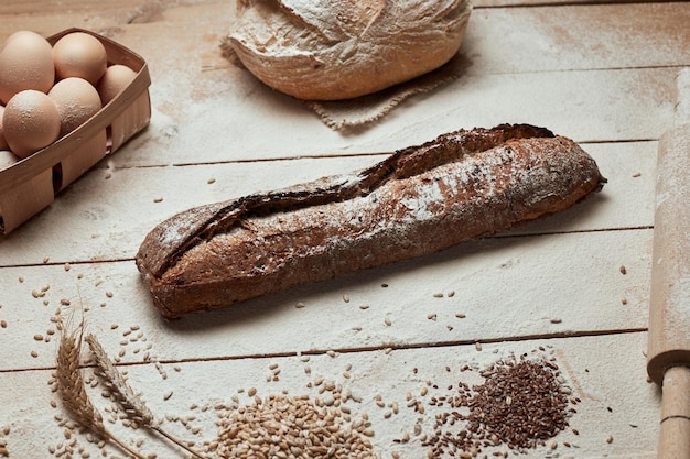 Świeżo upieczony chleb Widok z góry pokrojonego chleba pełnoziarnistego na ciemnym, rustykalnym drewnianym tle zbliżenie