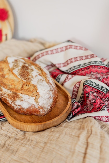Świeżo upieczony domowy chleb z zakwasem
