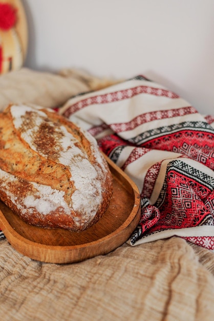 Świeżo upieczony domowy chleb z zakwasem