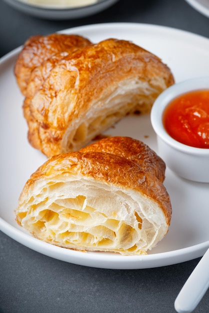 Świeżo upieczony francuski croissant masło i dżem