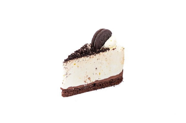 Świeżo upieczony pyszny cheesecake z czekoladowym ciasteczkiem odizolowanym na białym tle