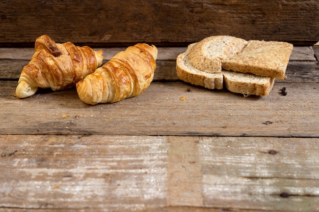 Zdjęcie Świeżo upieczony rogalik francuski