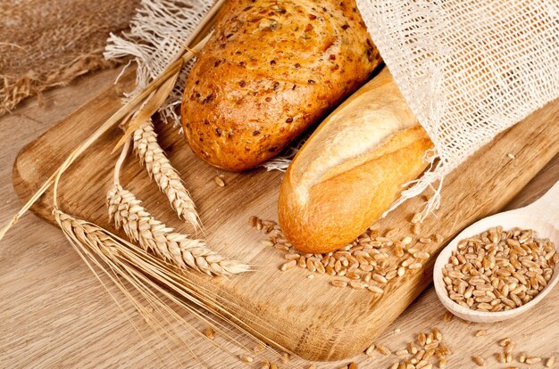 Zdjęcie Świeżo upieczony tradycyjny chleb i pszenica