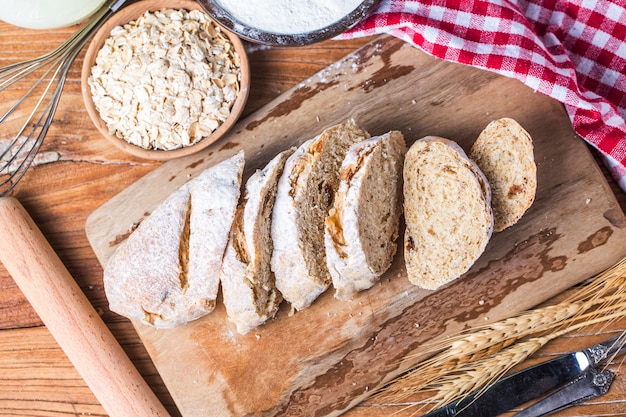 Zdjęcie Świeżo upieczony tradycyjny chleb na drewnianym stole mąka piekarska