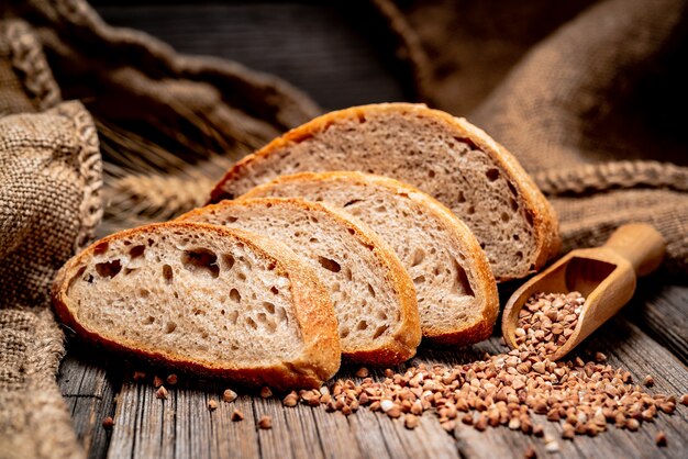 Świeżo upieczony tradycyjny chleb na drewnianym stole