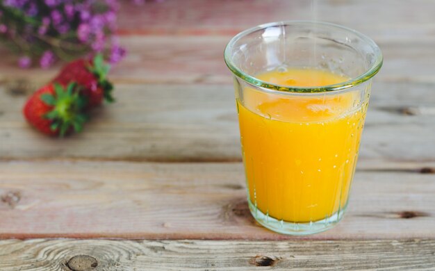Świeżo wyciśnięta szklanka soku pomarańczowego.