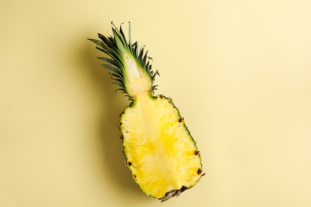 Świeży ananas cięty kreatywny płaski leżał