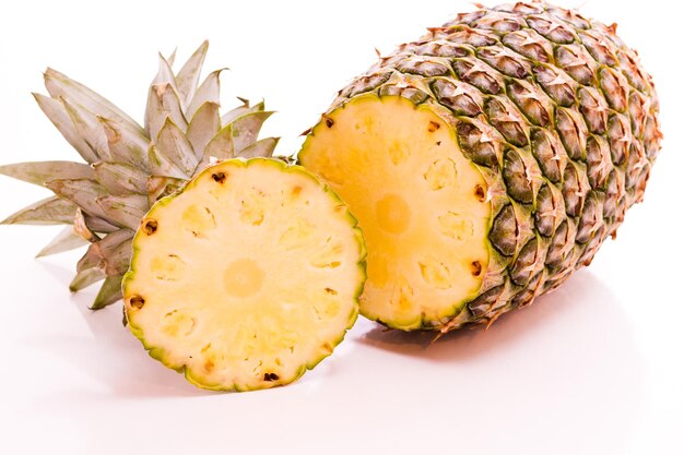 Świeży ananas na białym tle.