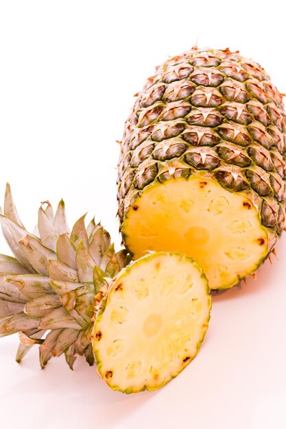 Świeży ananas na białym tle.