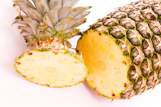 Świeży ananas na białym tle.