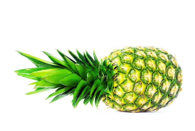 Świeży ananas na białym tle