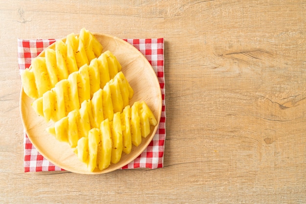 Świeży Ananas Pokrojony Na Drewnianym Talerzu