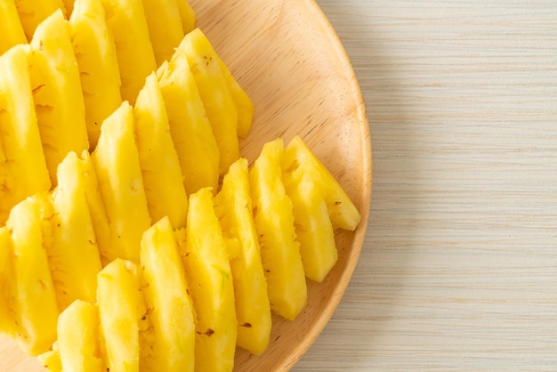 Świeży ananas pokrojony na talerzu