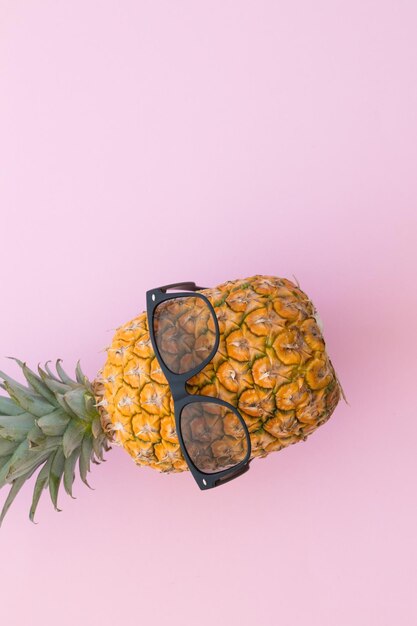 Świeży Ananas W Okularach Przeciwsłonecznych Na Jasnym Różowym Tle