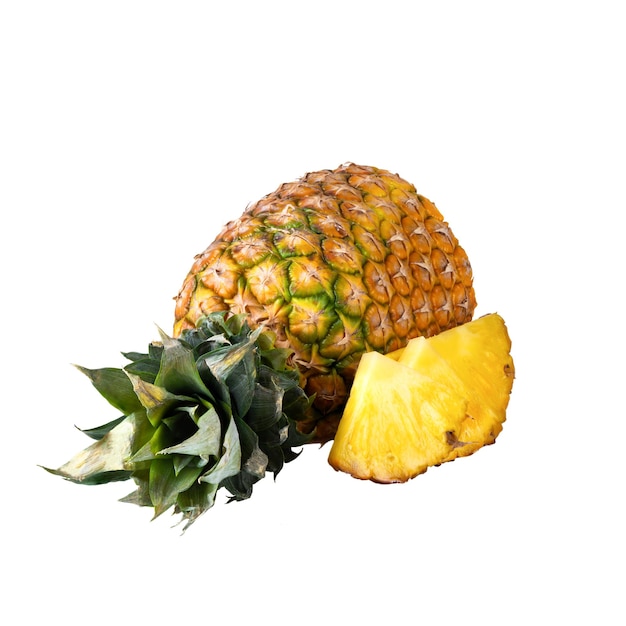 Świeży ananas z plastrami na białym tle.