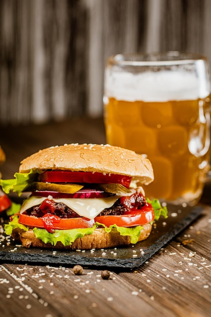 Świeży Apetyt Domowy Burger Wołowy Na Kamiennej Desce Ze Szklanką Piwa Selektywne Skupienie