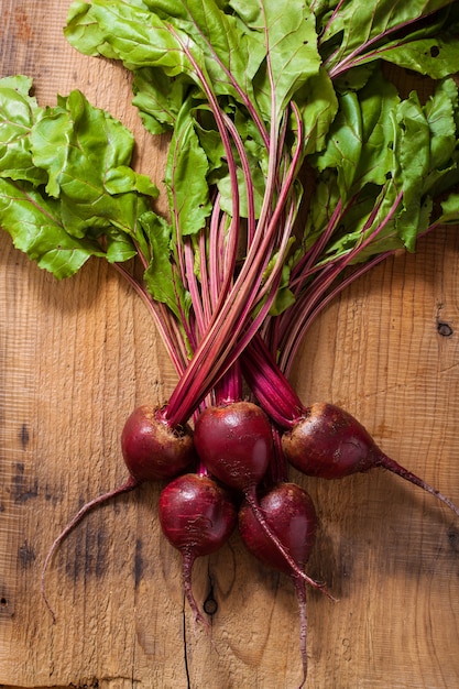 Świeży beetroot na drewnianym tle