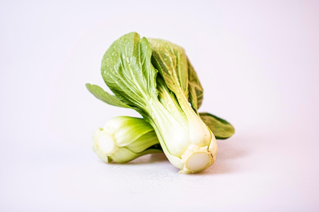 świeży bok choy na białym tle