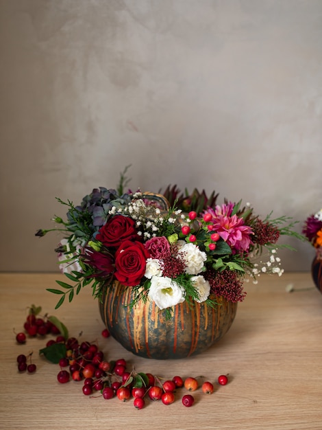 Zdjęcie Świeży bukiet kolorowych kwiatów mieszanych. koncepcja europejskiego kwiaciarni. dostawa kwiatów