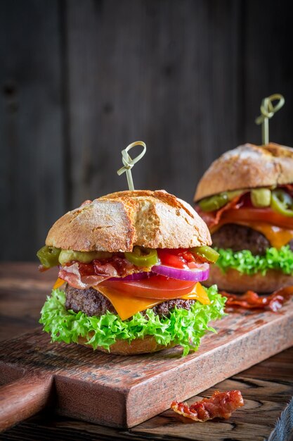 Świeży burger z serem wołowym i warzywami