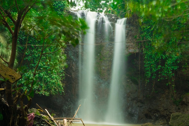 Świeży charakter Curug lub wodospady Gondoroiyo w Semarang Indonezja