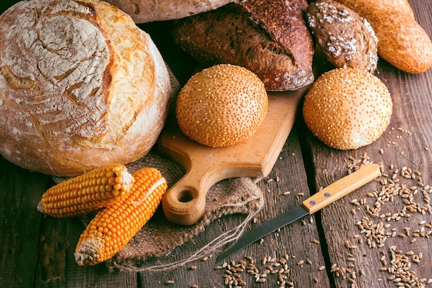 świeży chleb i pszenica na drewnianym