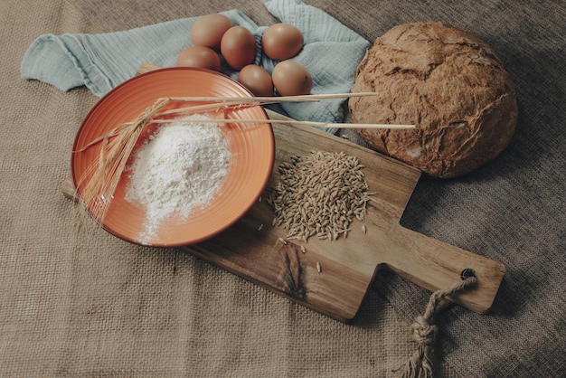 Świeży chleb na zakwasie. Surowiec do produkcji świeżego i domowego chleba krojonego.