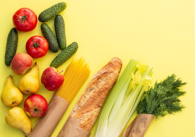 Świeży Chleb Organiczny, Warzywa, Warzywa, Warzywa I Owoce, Płatki Zbożowe I Makaron Na żółtym Stole. Koncepcja żywności Ekologicznej Gospodarstwa. Widok Z Góry. Leżał Na Płasko