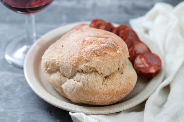 Świeży chleb w małym grzbiecie na niebieskim tle