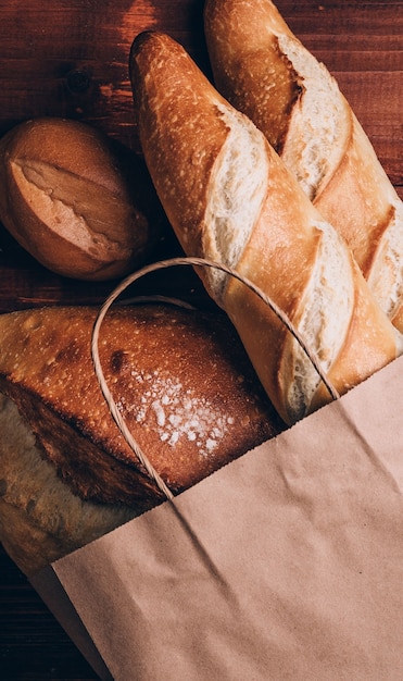 Świeży chleb w papierowej torbie. koncepcja małej piekarni z chlebem o smaku bezglutenowym