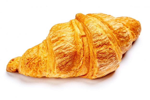 Świeży croissant na białym tle