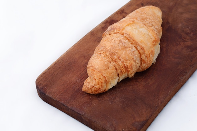 Świeży croissant na drewnianej desce