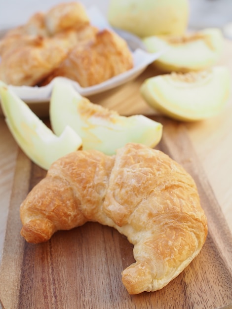Świeży croissant w świeżym ranku