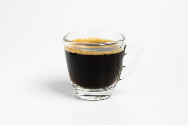 Świeży czarny kawa strzału filiżanki kubek odizolowywa na białym tle