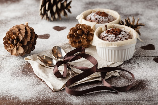 Świeży czekoladowy muffin w ramekin z łyżką